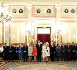 Sus Masjestades los Reyes acompañados por la Princesa de Asturias y la Infanta Doña Sofía con los miembros de las mesas del Congreso y del Senado